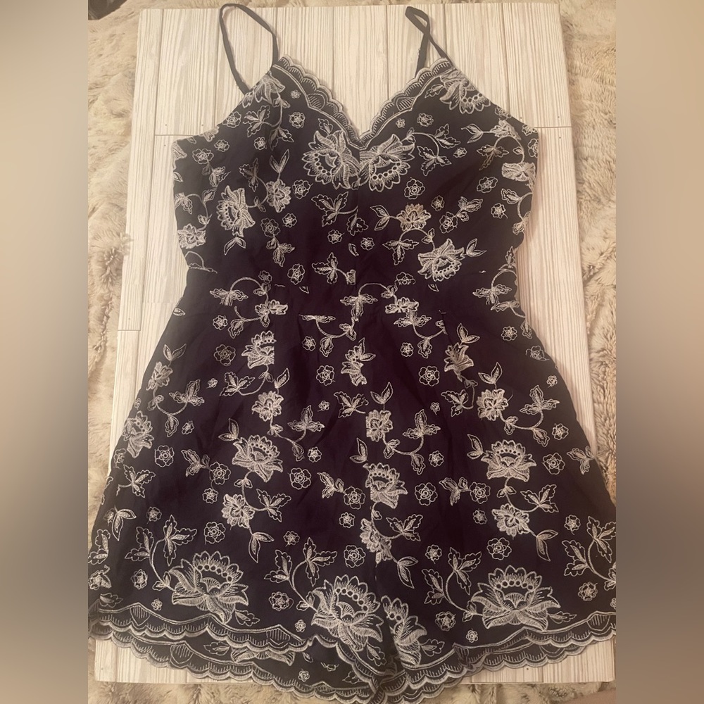 Altar'd State Floral Embroidered Romper Short Women’s M